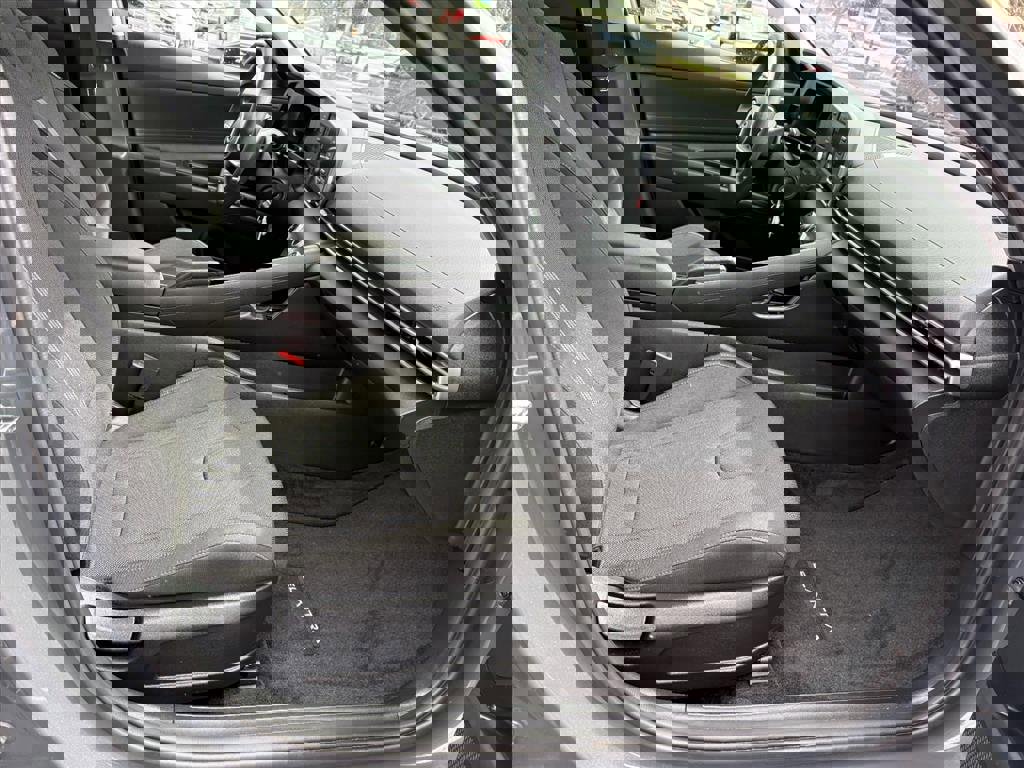 Certified 2025 Hyundai Elantra SE image 14