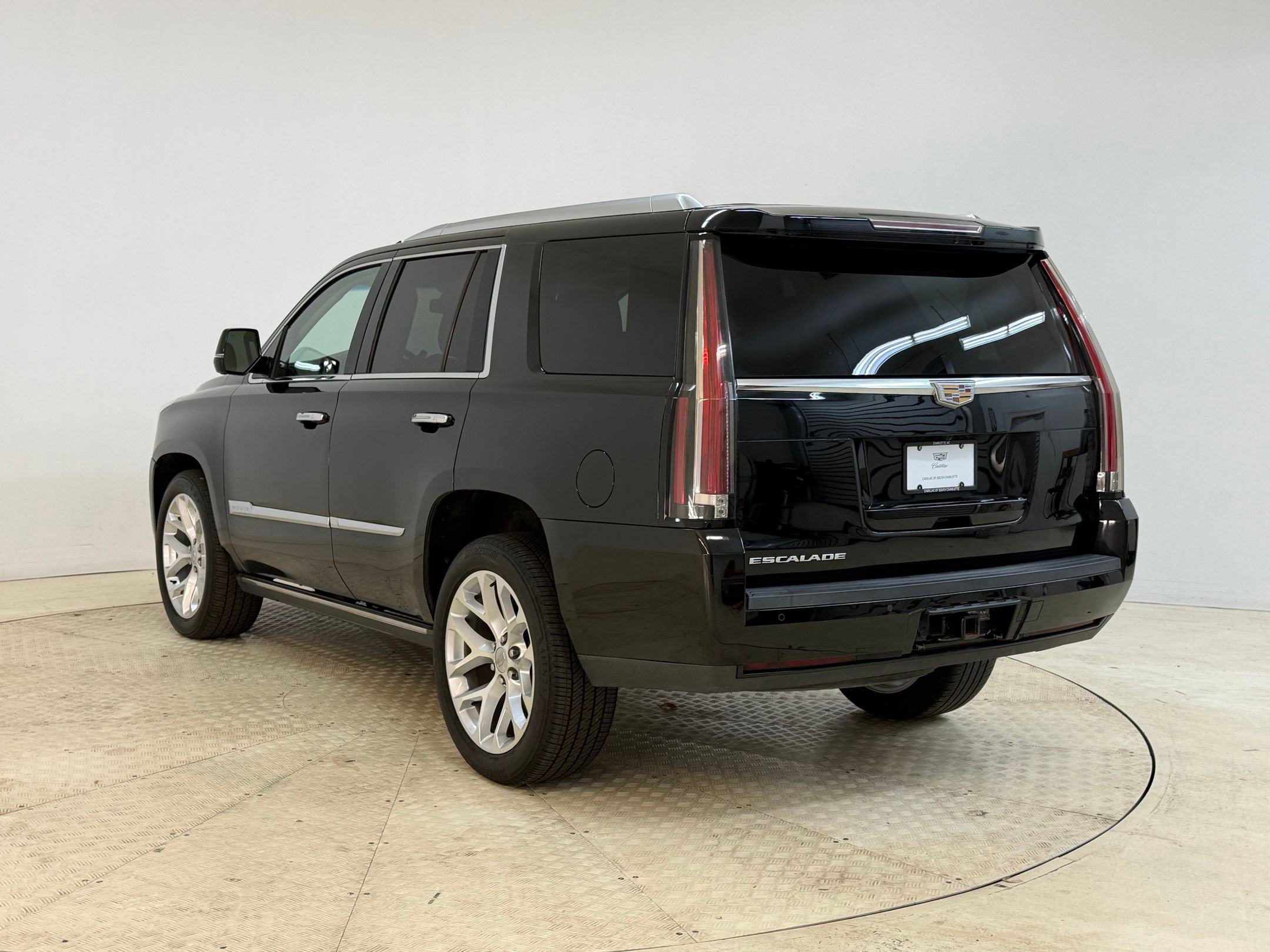 Used 2016 Cadillac Escalade Premium image 3