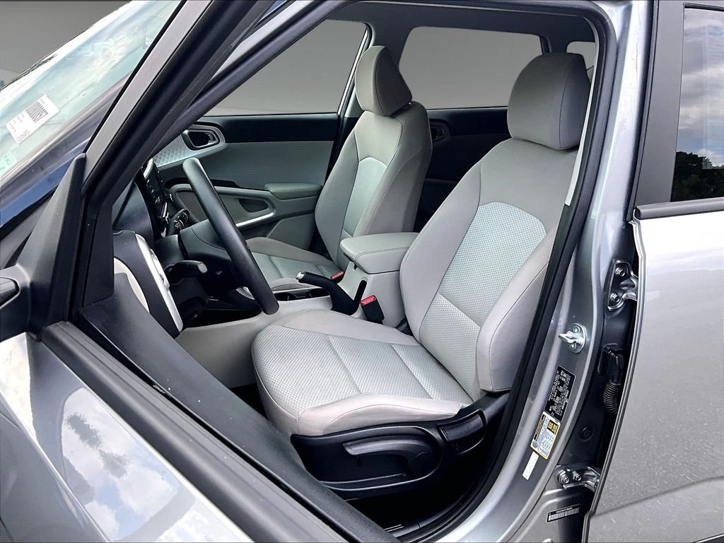 Used 2025 Kia Soul LX w/ LX Technology Package FWD image 10