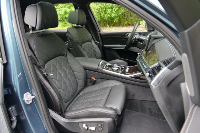 Used 2024 BMW X7 xDrive40i w/ Premium Package image 53