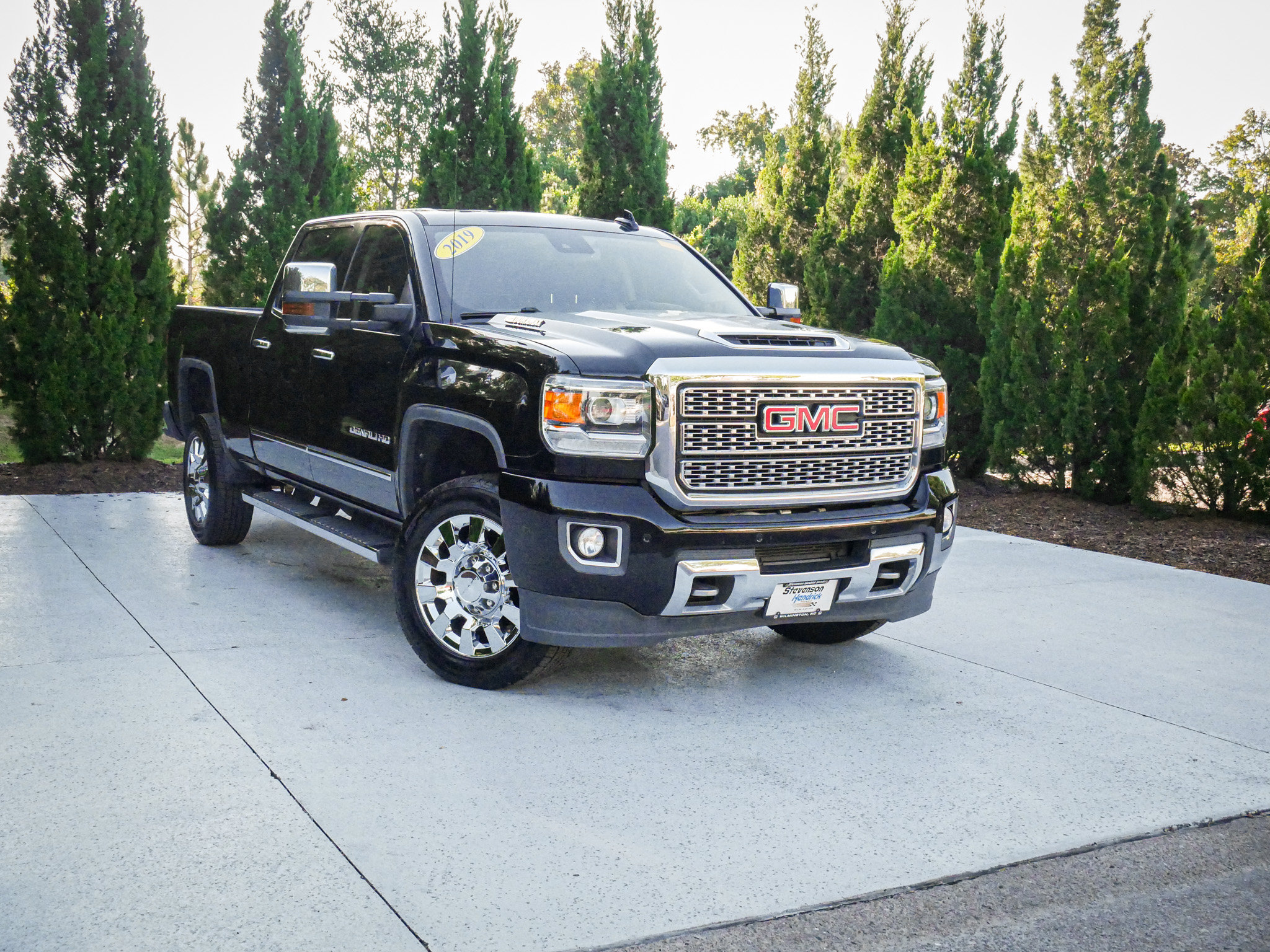 Used 2019 GMC Sierra 2500 Denali w/ Duramax Plus Package AWD/4WD image 2