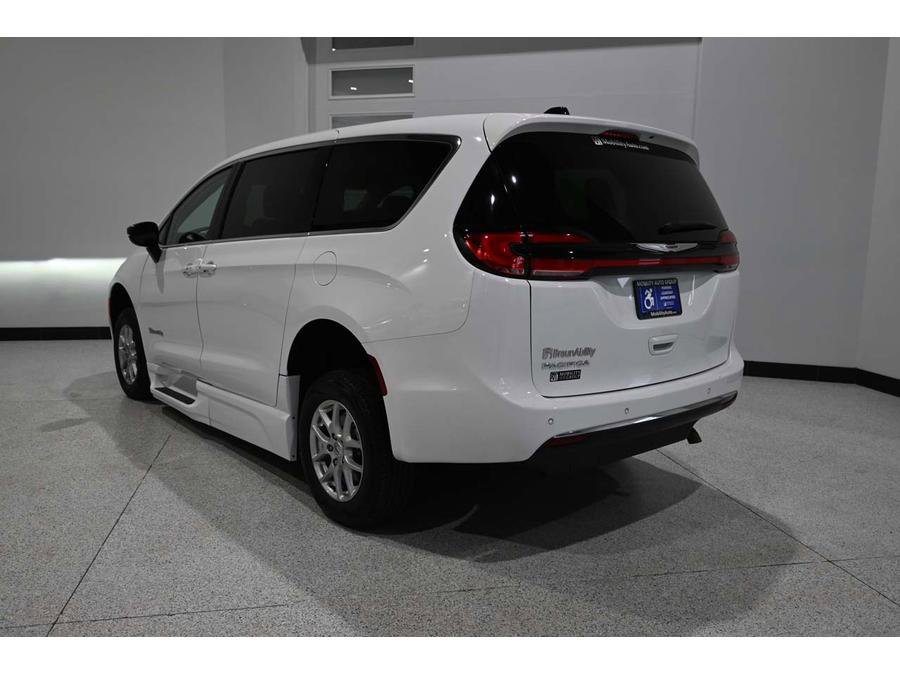 Used 2024 Chrysler Pacifica Touring-L FWD image 8