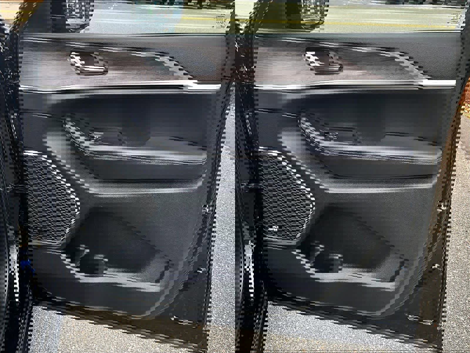 Used 2023 Jeep Grand Cherokee L Limited w/ Luxury Tech Group II AWD/4WD image 11