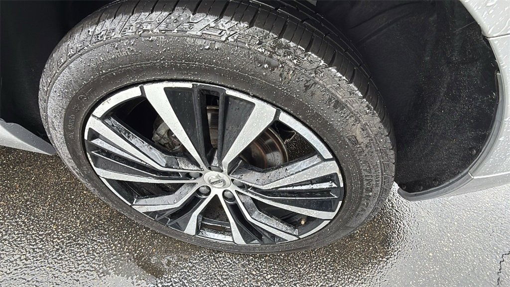 Certified 2025 Volvo XC60 B5 Plus image 32