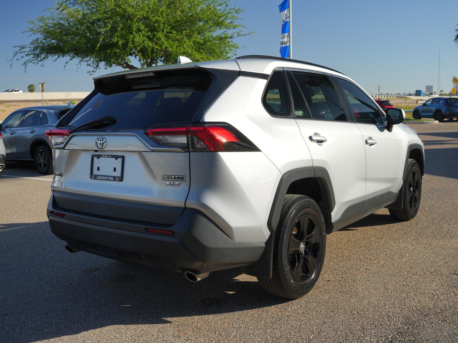 Used 2022 Toyota RAV4 XLE FWD image 5