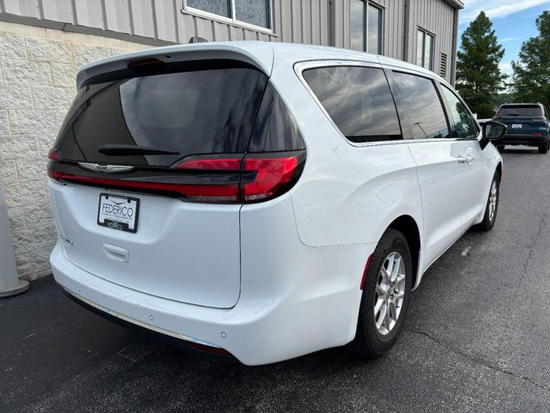 Used 2024 Chrysler Pacifica Touring-L FWD image 3