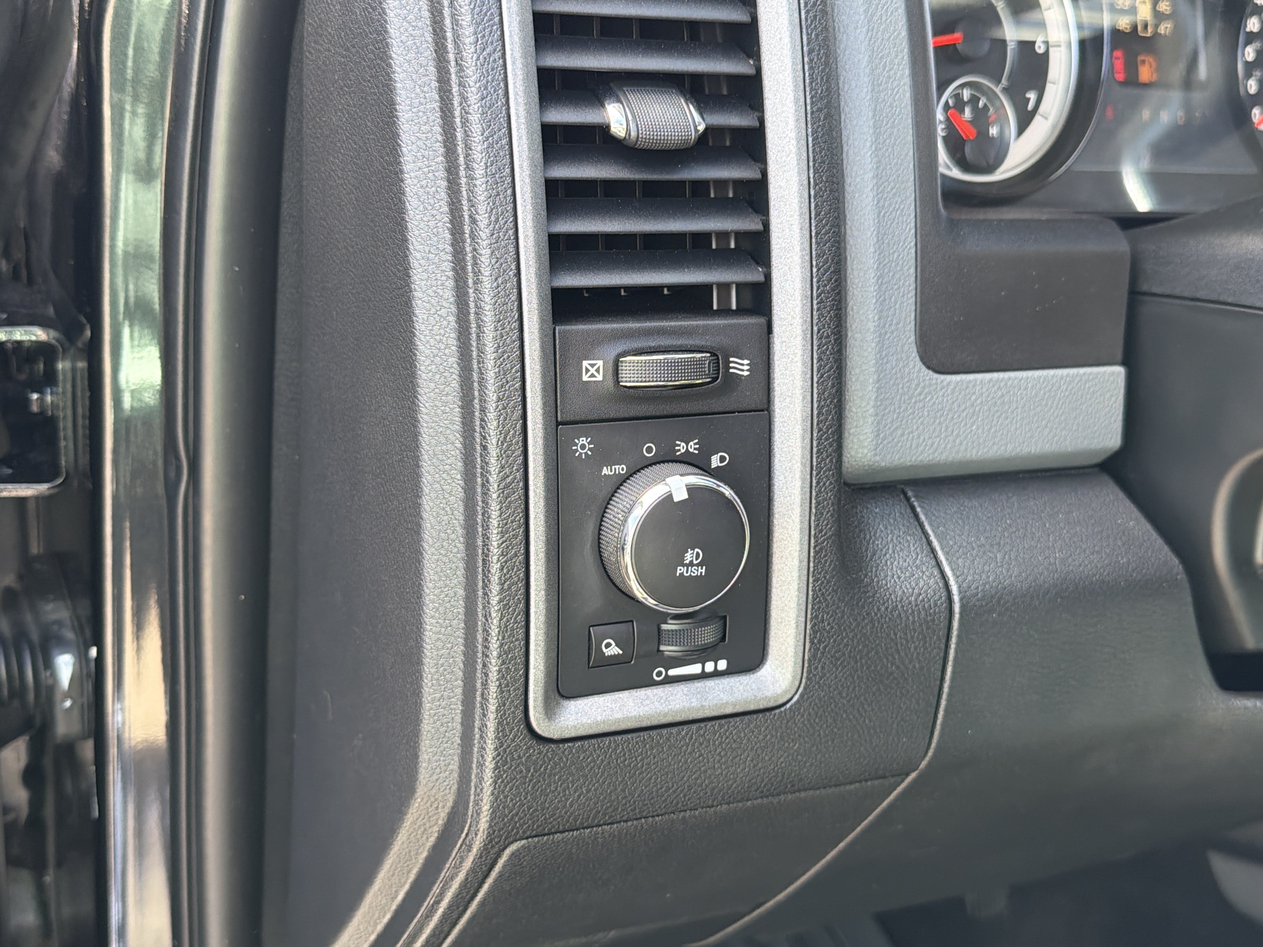 Used 2018 RAM 1500 ST w/ SXT Appearance Group AWD/4WD image 15