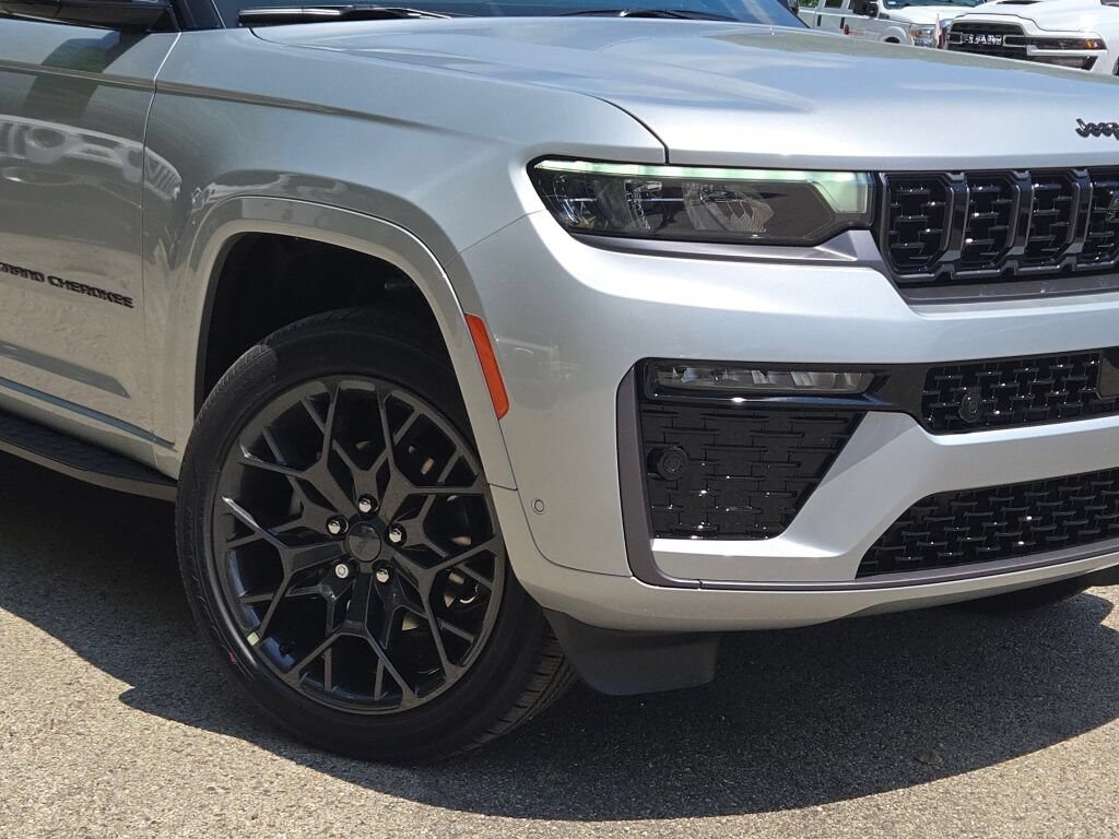 New 2026 Jeep Grand Cherokee Summit w/ Obsidian Package AWD/4WD image 6