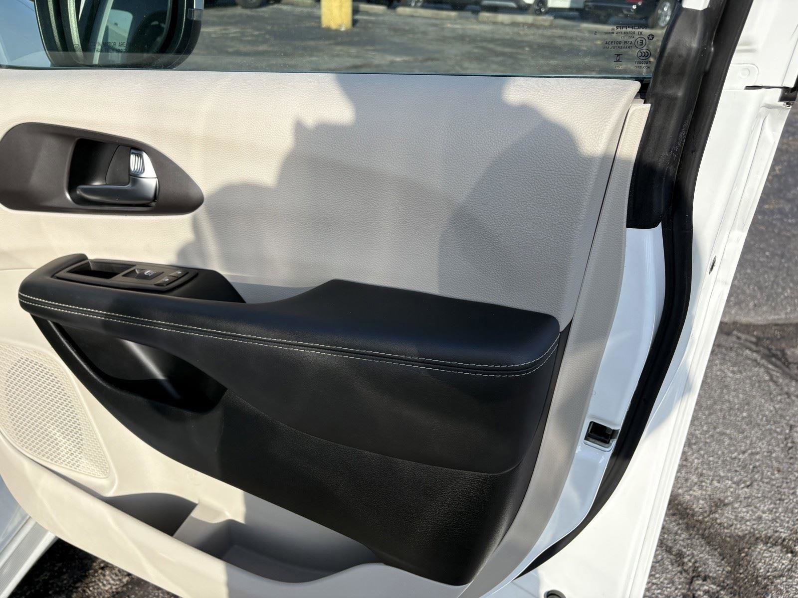 Used 2023 Chrysler Pacifica Touring-L image 11