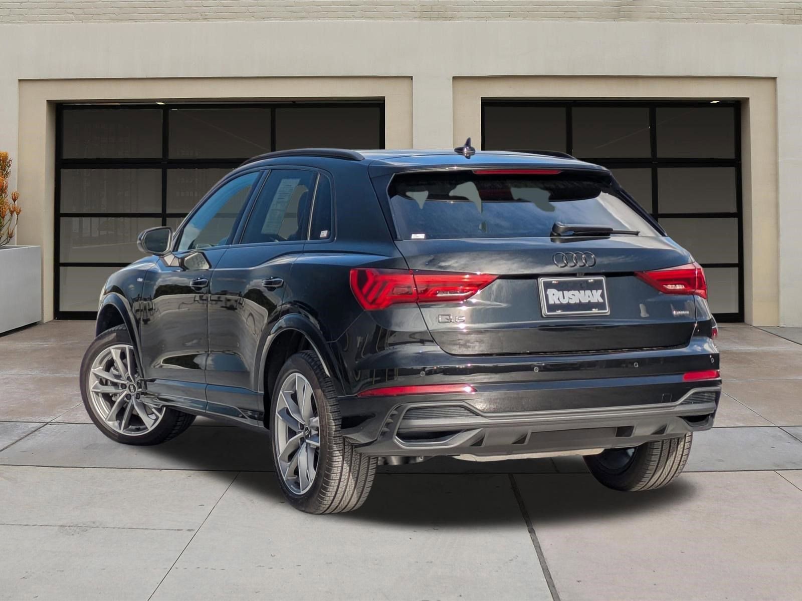 Used 2025 Audi Q3 2.0T Premium w/ Black Optic Sport Package image 2