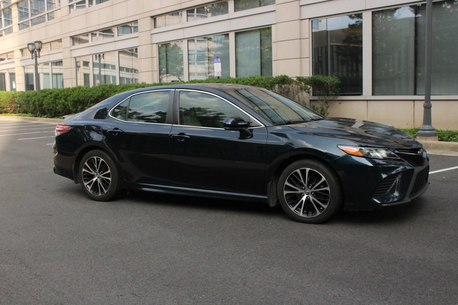 Used 2019 Toyota Camry SE FWD image 2