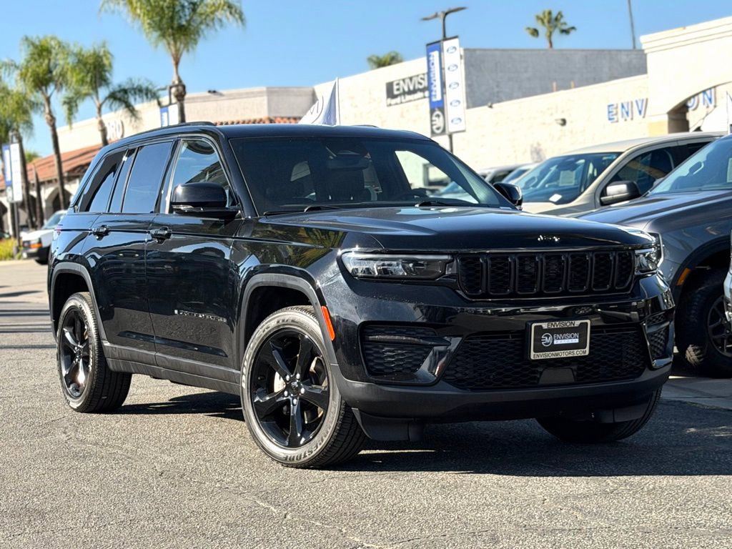 Used 2023 Jeep Grand Cherokee Altitude image 2