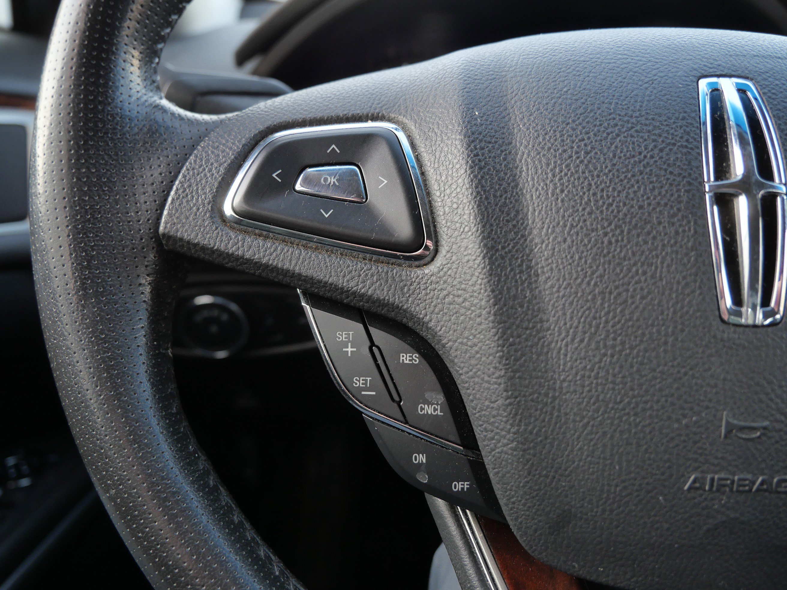 Used 2014 Lincoln MKZ image 25