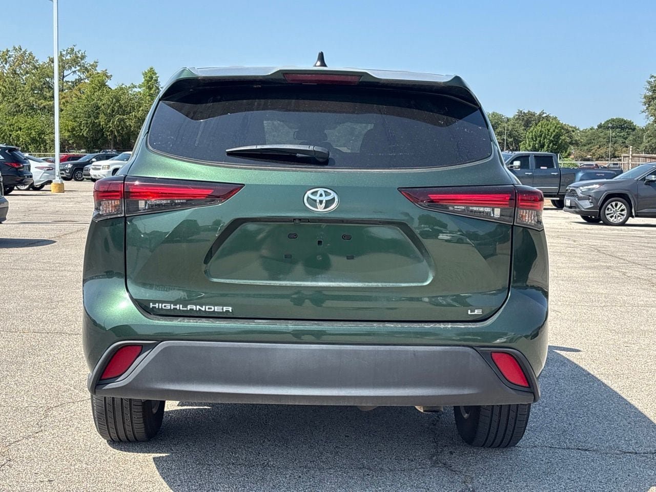 Used 2024 Toyota Highlander LE FWD image 5