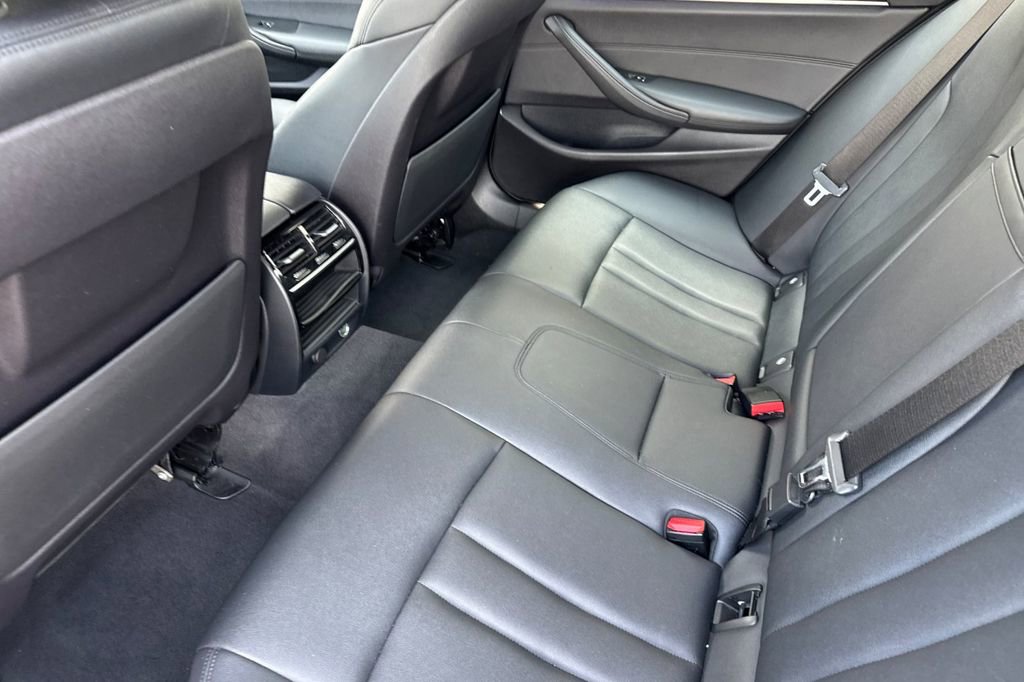 Used 2019 BMW 530e w/ Convenience Package image 5