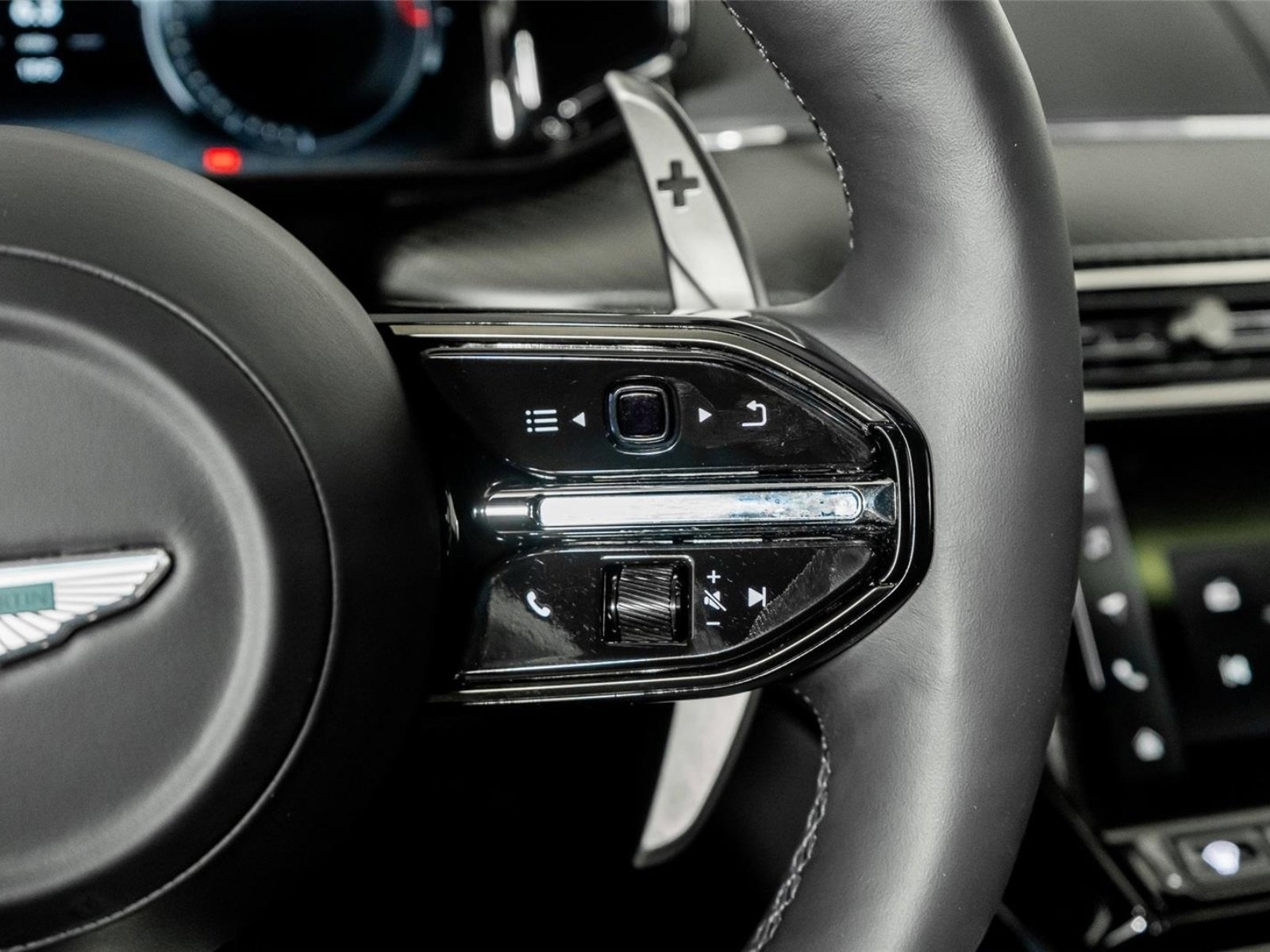 Used 2025 Aston Martin V8 Vantage Coupe RWD image 38
