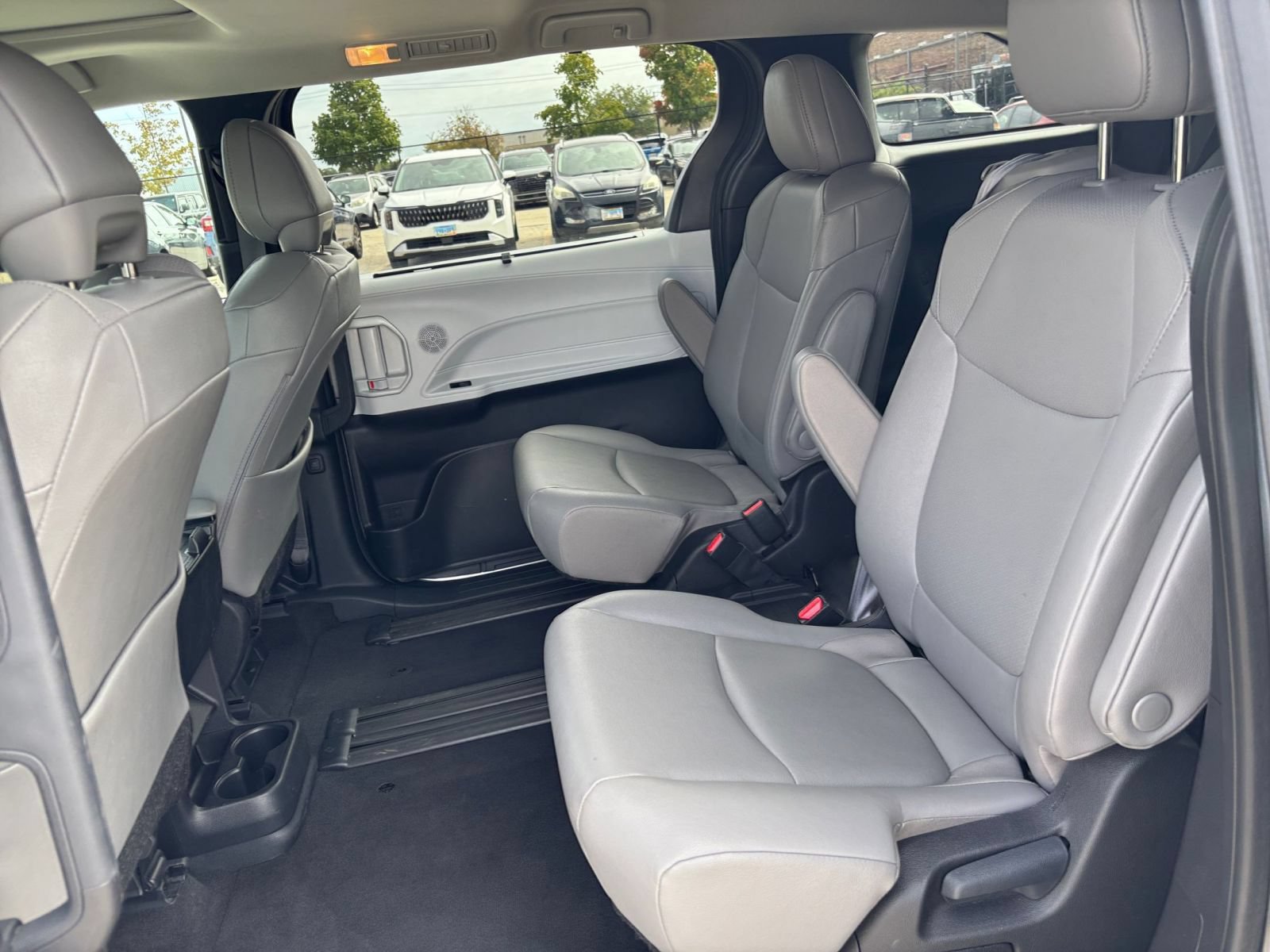 Used 2025 Toyota Sienna XLE FWD image 25