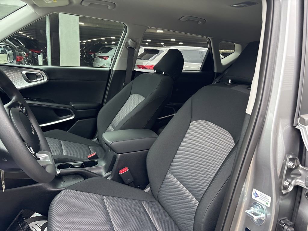 Used 2025 Kia Soul LX image 13