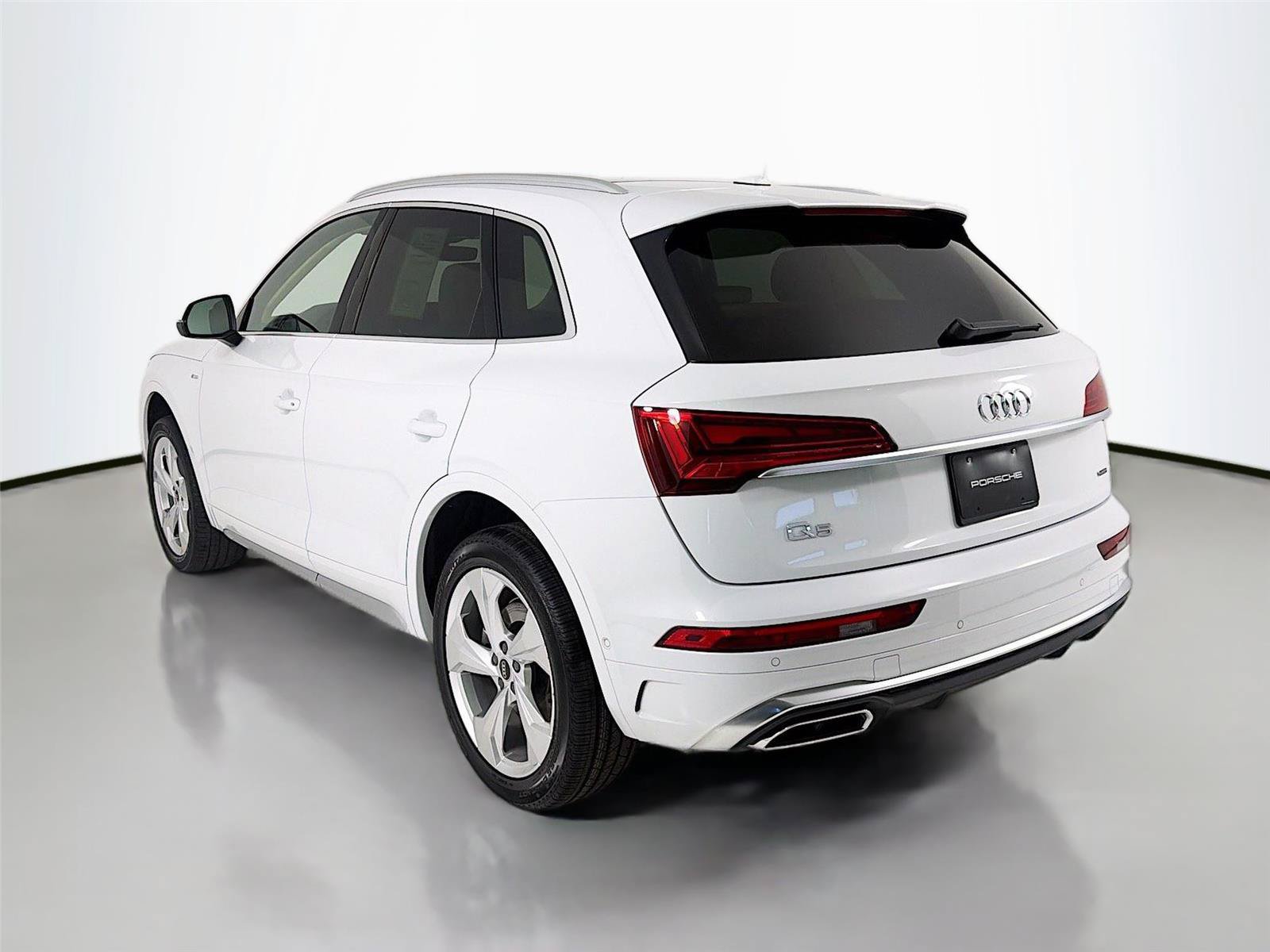 Used 2022 Audi Q5 2.0T Prestige w/ Prestige Package AWD/4WD image 3