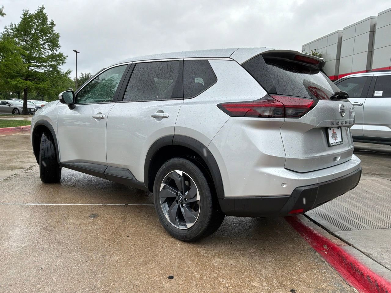 Used 2025 Nissan Rogue SV FWD image 8