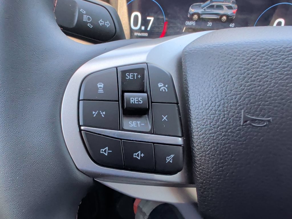 Used 2025 Ford Explorer Active AWD/4WD image 28