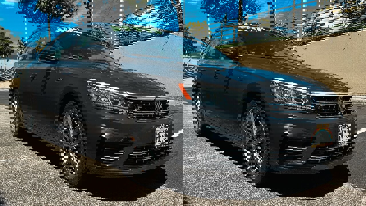 Used 2018 Volkswagen Passat 2.0T R-Line w/ R-Line Lighting Package FWD image 7