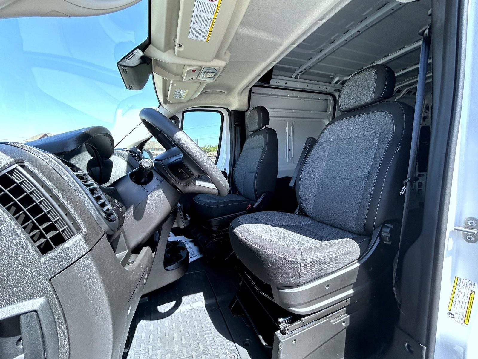 Used 2024 RAM ProMaster 2500 w/ Storage Group FWD image 11