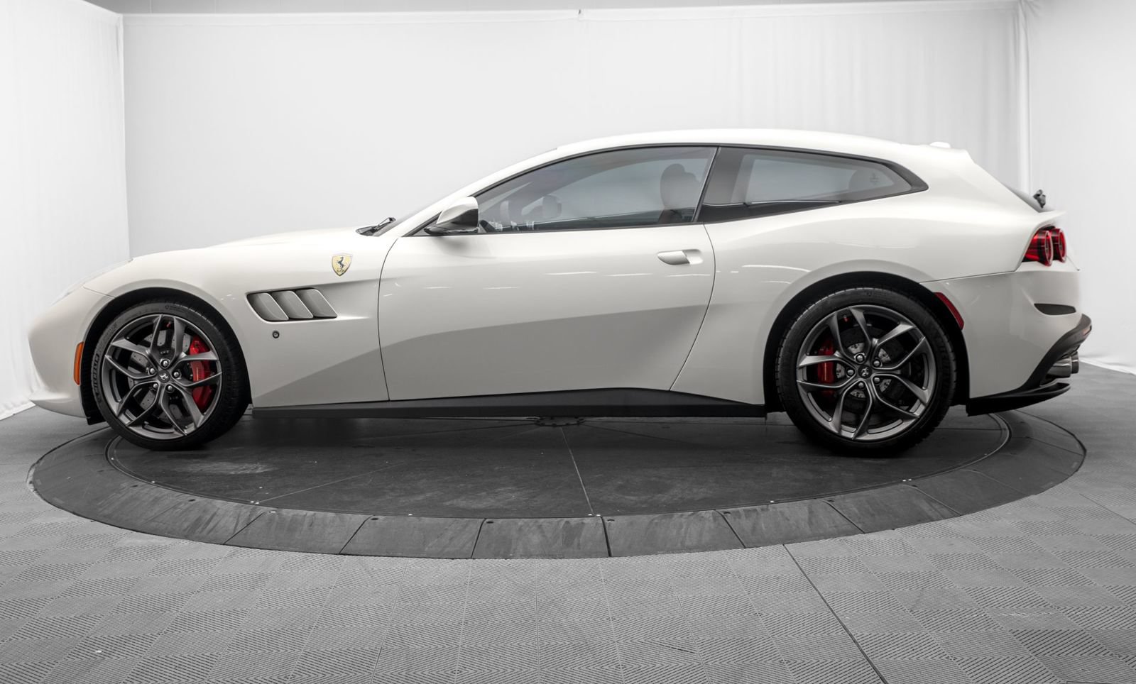 Used 2018 Ferrari GTC4Lusso T RWD image 4