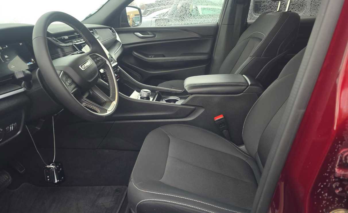 Used 2024 Jeep Grand Cherokee Laredo image 9