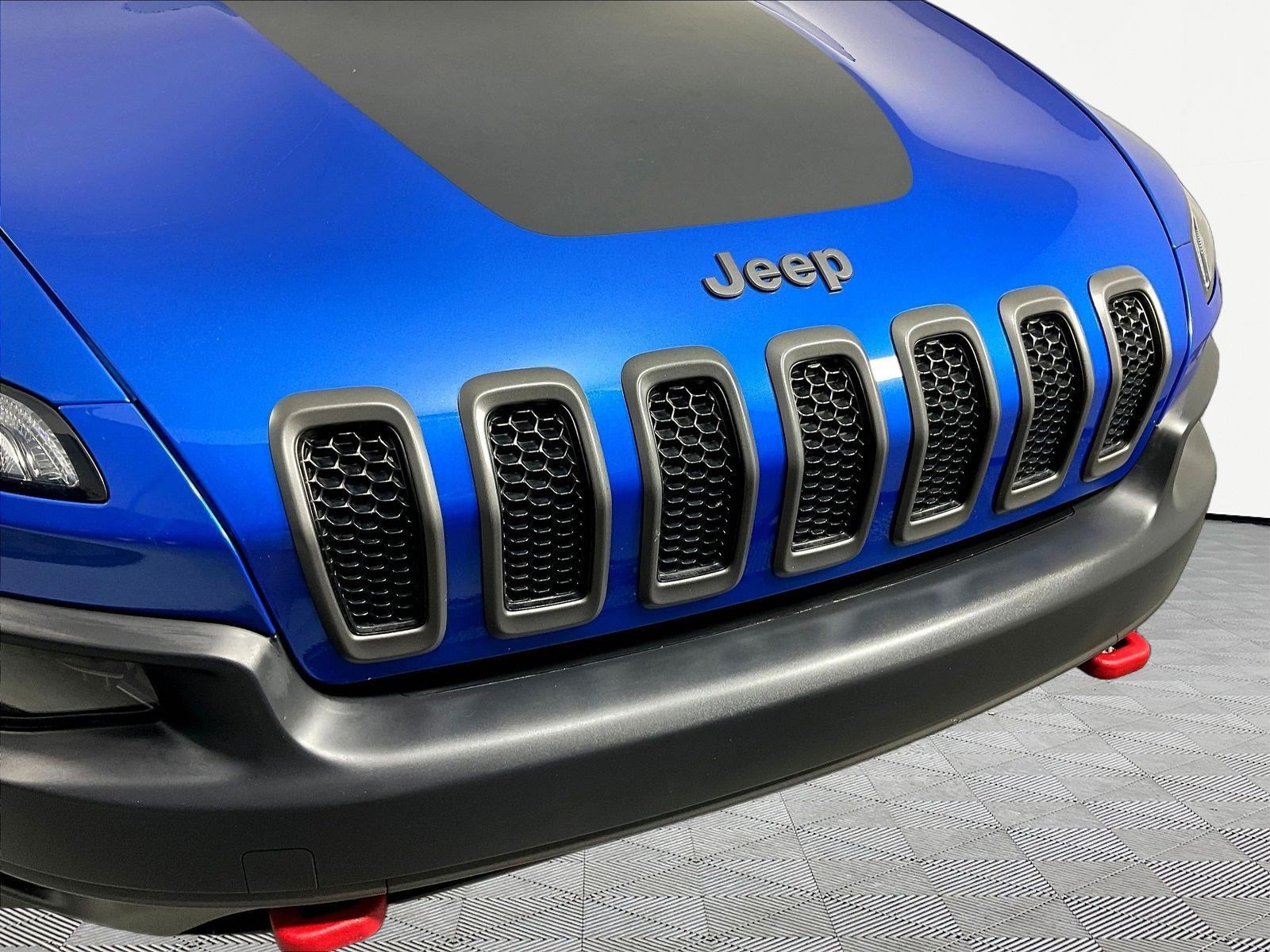 Used 2017 Jeep Cherokee Trailhawk w/ Cold Weather Group AWD/4WD image 32