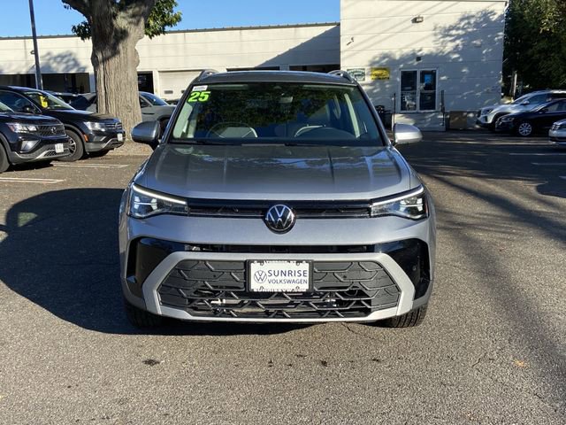 Used 2025 Volkswagen Taos SE AWD/4WD image 4