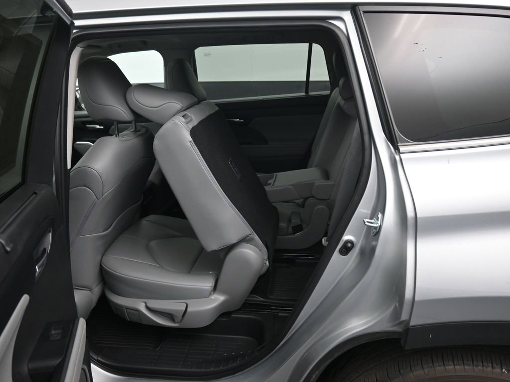 Used 2023 Toyota Highlander XLE image 32