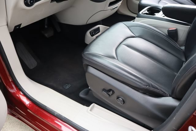 Used 2023 Chrysler Pacifica Touring-L FWD image 13