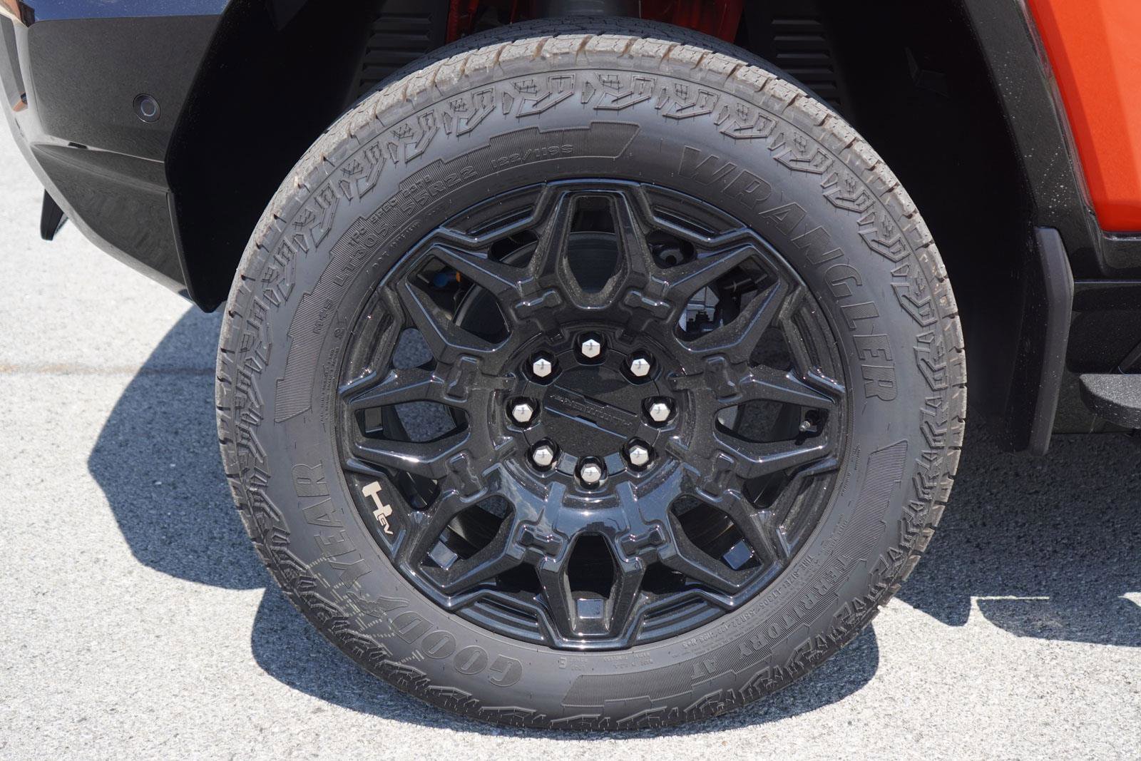 New 2025 GMC Hummer EV 2X w/ LPO, Dark Essentials Package image 11