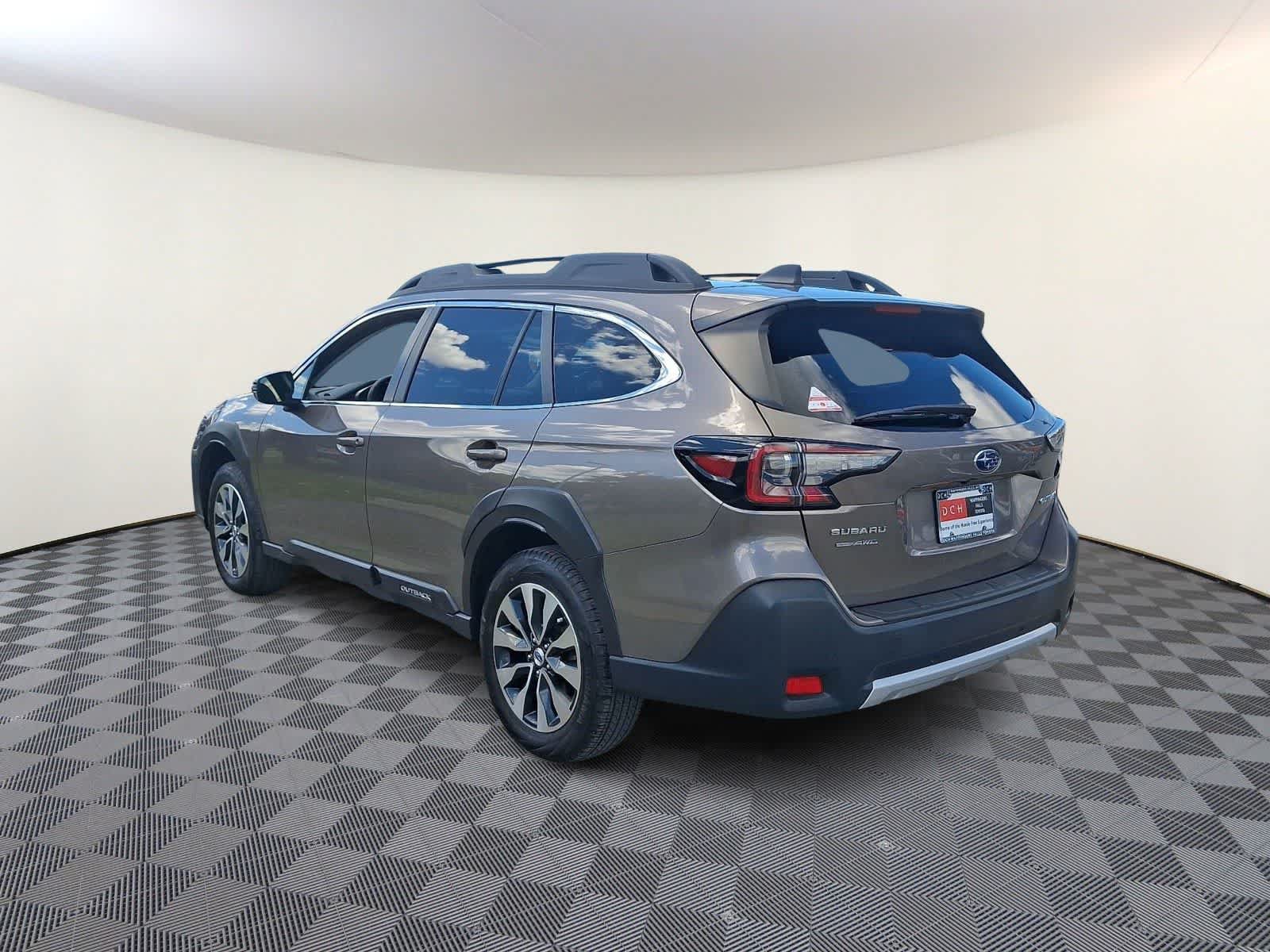 Used 2023 Subaru Outback Limited AWD/4WD image 7