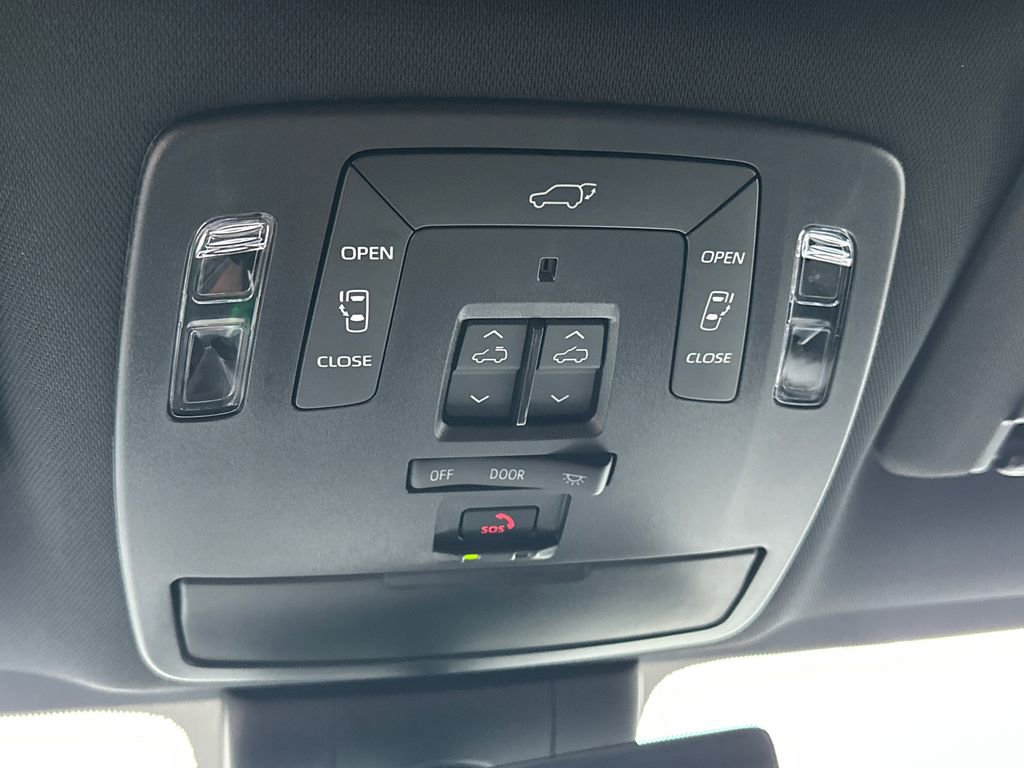 Used 2025 Toyota Sienna Limited image 33