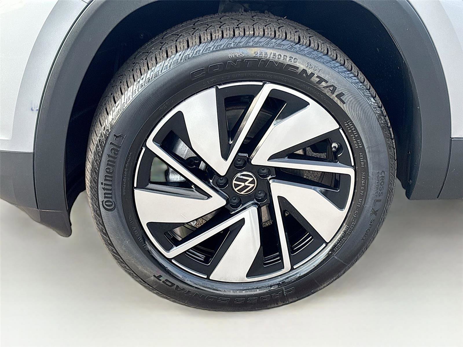 Used 2025 Volkswagen Atlas SE image 30