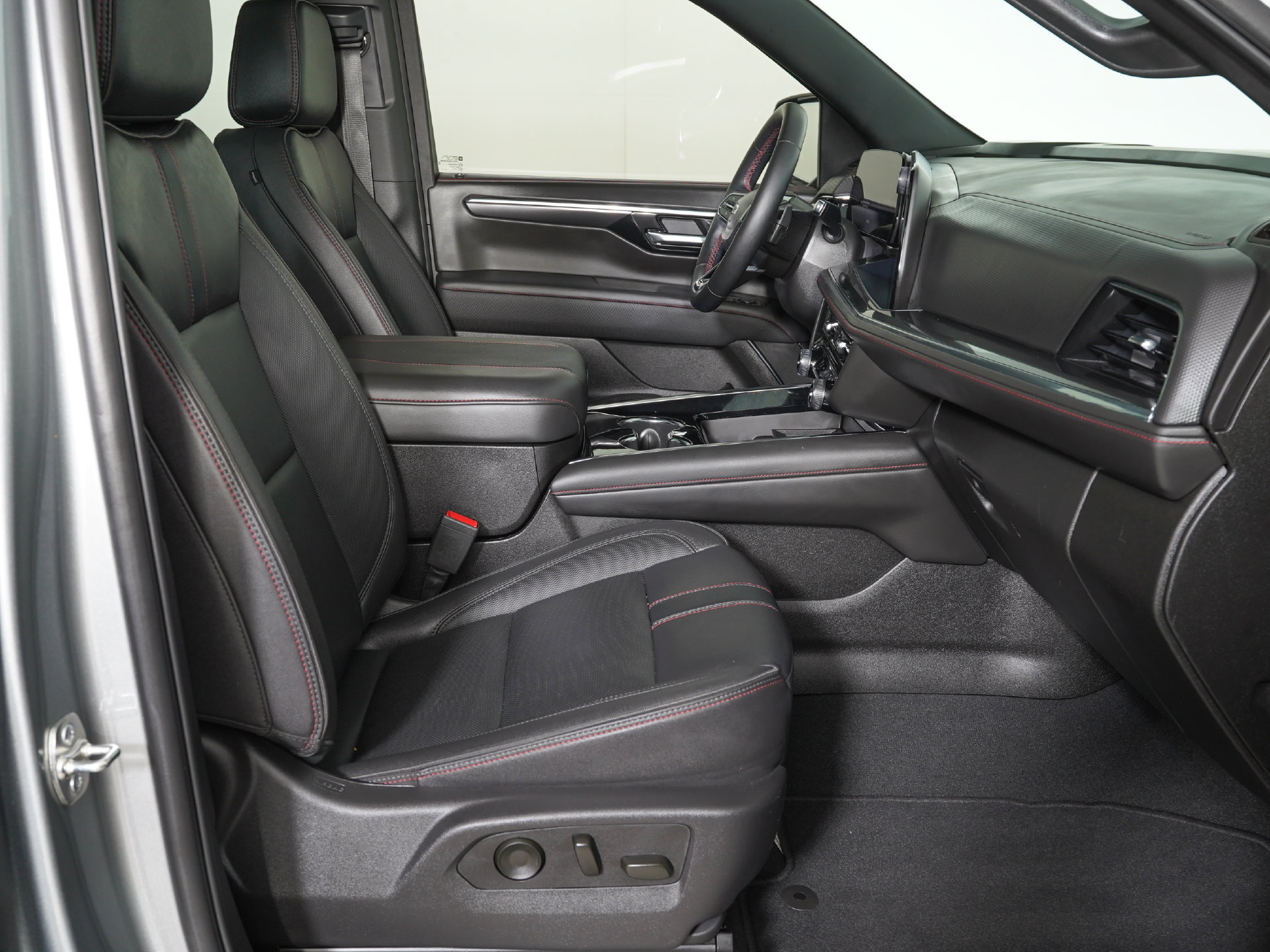 Used 2025 Chevrolet Suburban RST w/ Comfort Package RWD image 8