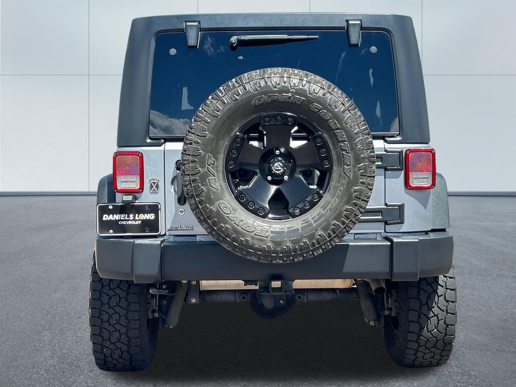 Used 2015 Jeep Wrangler Unlimited Rubicon w/ Connectivity Group AWD/4WD image 4