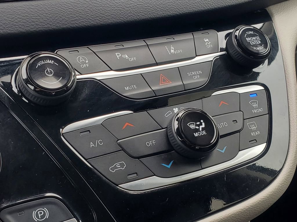 Used 2023 Chrysler Pacifica Touring-L image 29