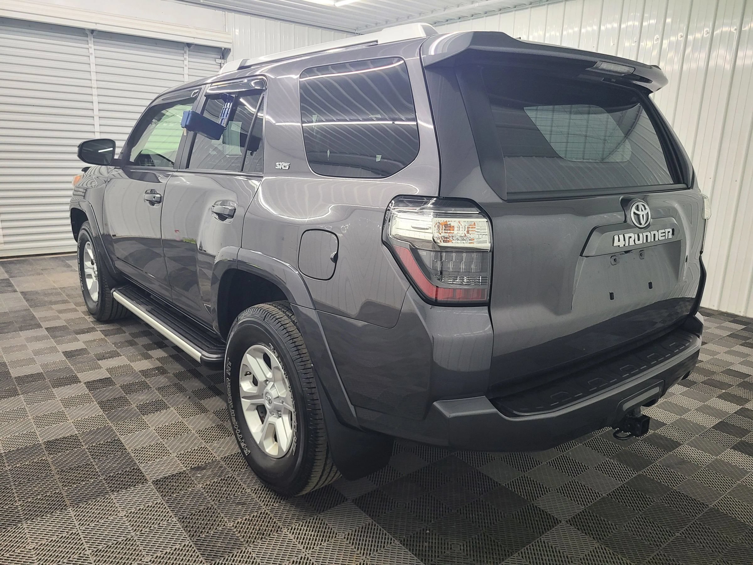 Used 2017 Toyota 4Runner SR5 AWD/4WD image 10