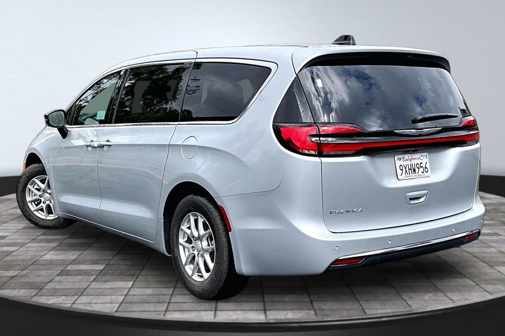 Certified 2026 Chrysler Pacifica Select FWD image 22