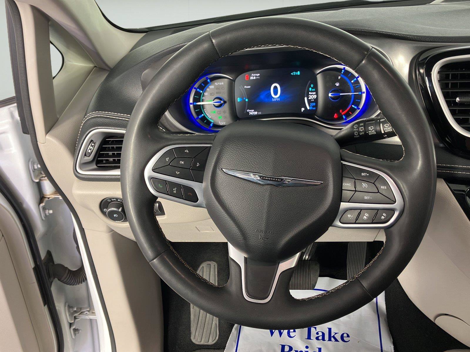 Used 2023 Chrysler Pacifica Touring-L FWD image 17