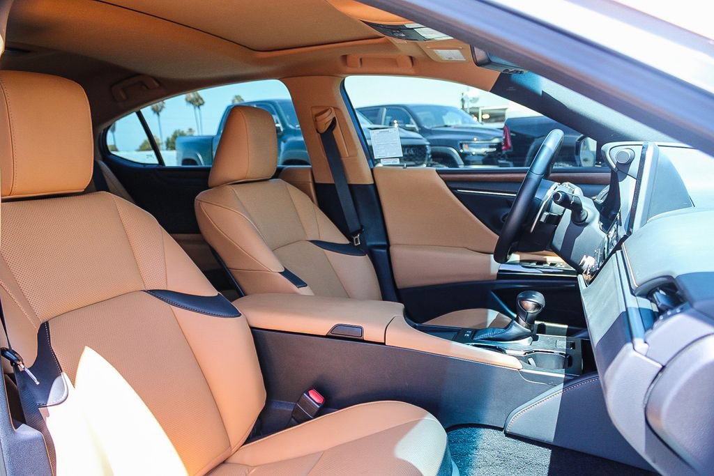 Used 2025 Lexus ES 300h w/ Premium Package FWD image 17