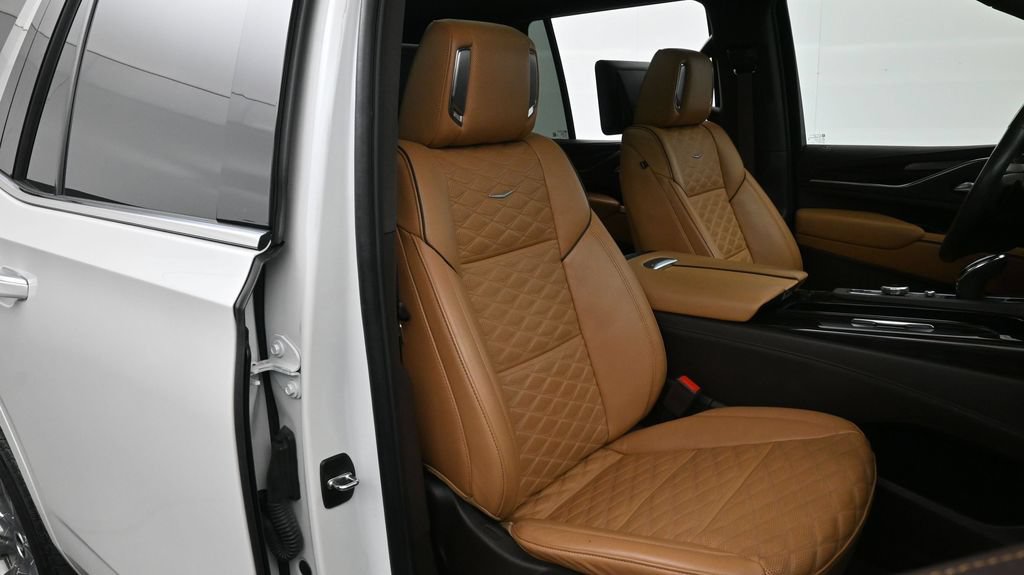Certified 2024 Cadillac Escalade Premium Luxury w/ Performance Package AWD/4WD image 17