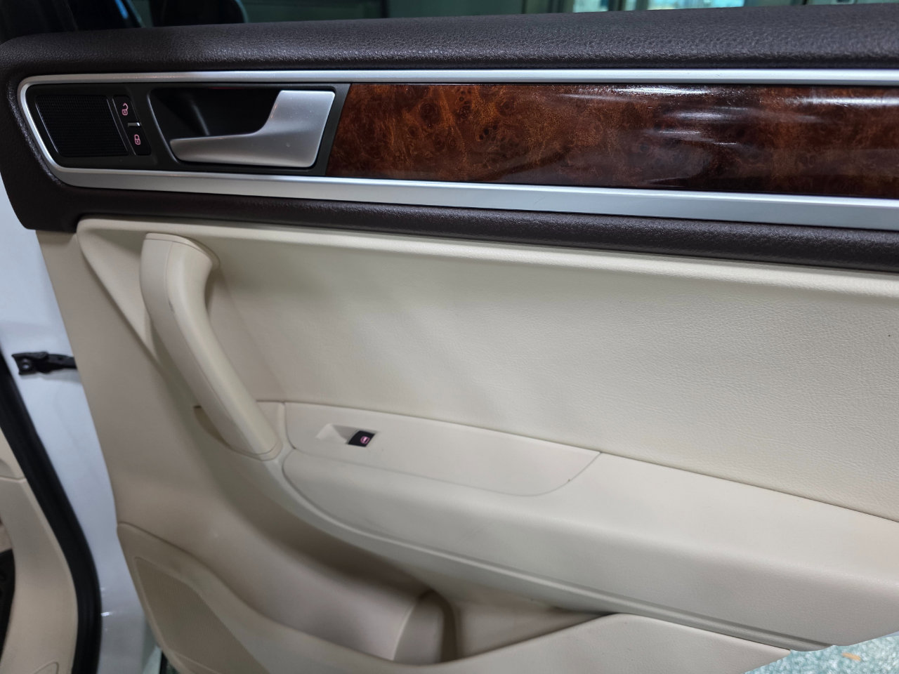 Used 2014 Volkswagen Touareg TDI image 24