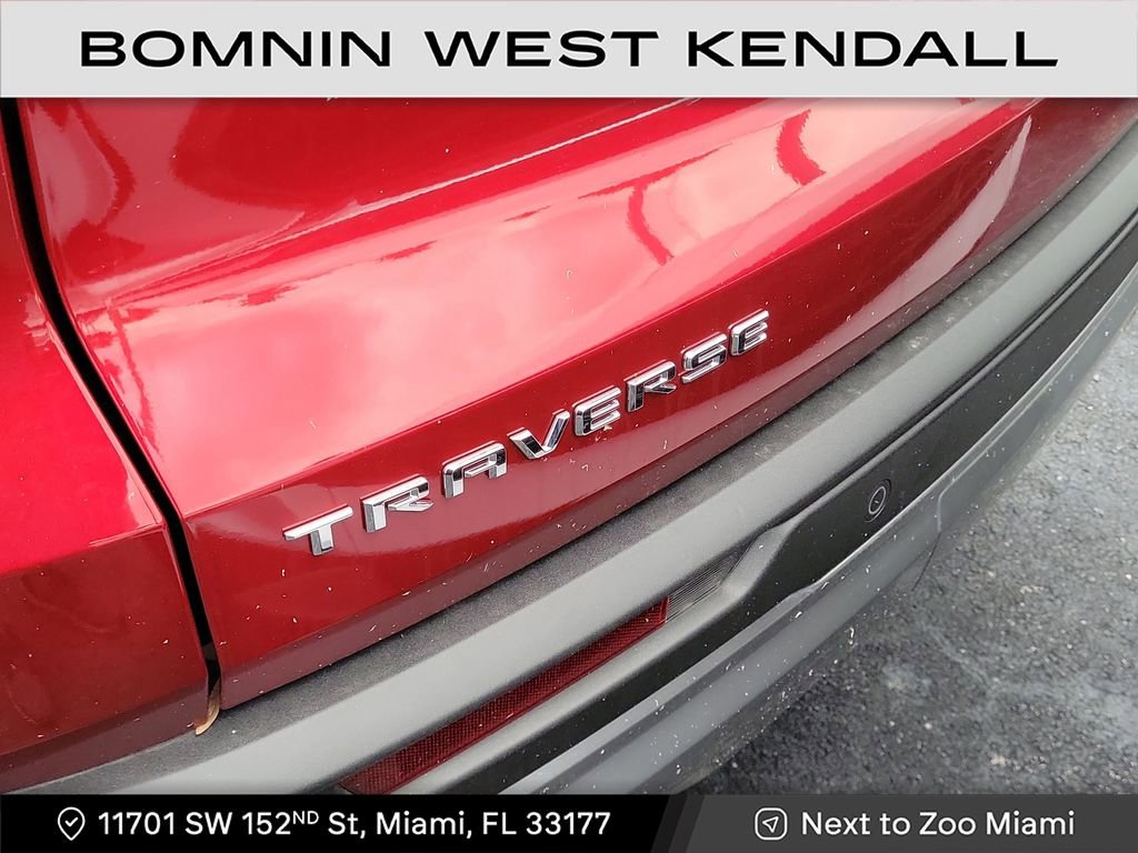 Used 2025 Chevrolet Traverse LT image 2