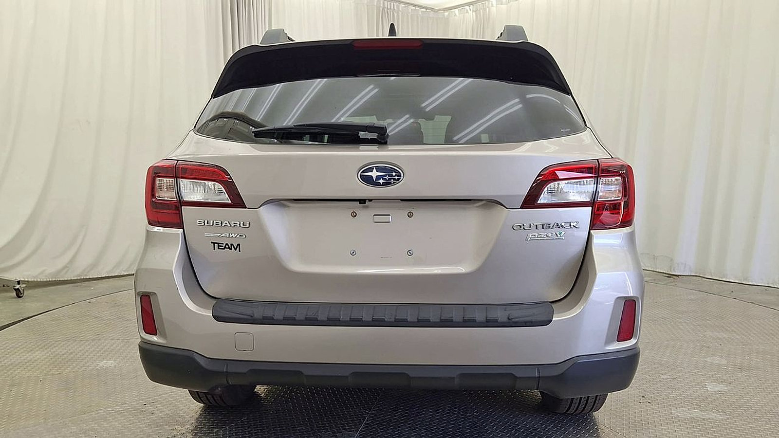 Used 2016 Subaru Outback 2.5i Limited AWD/4WD image 2