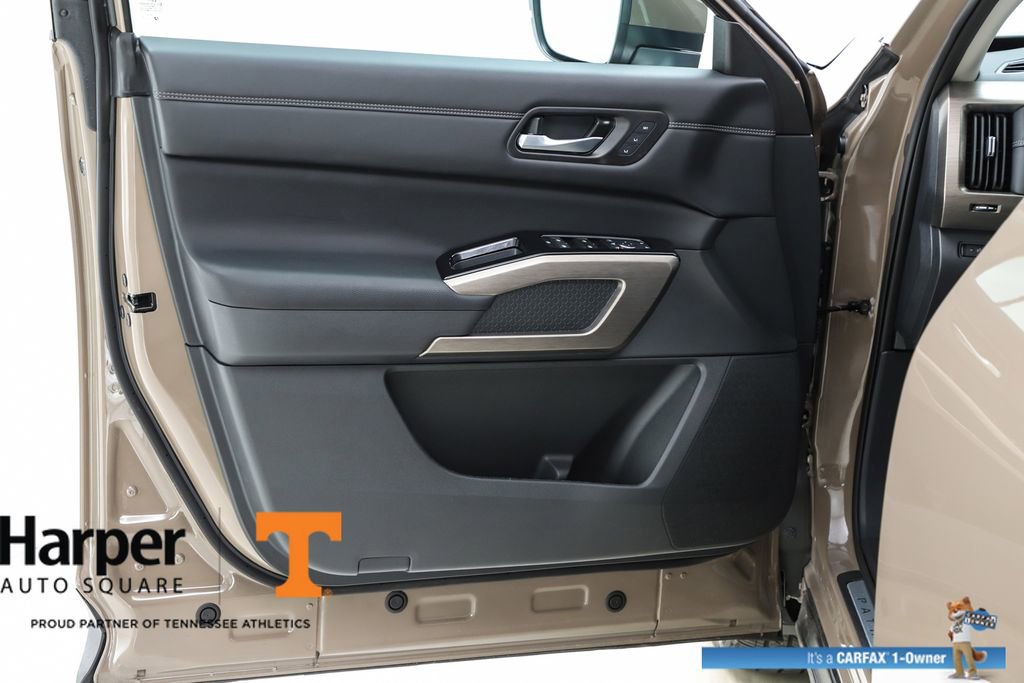 Used 2024 Nissan Pathfinder Platinum image 18