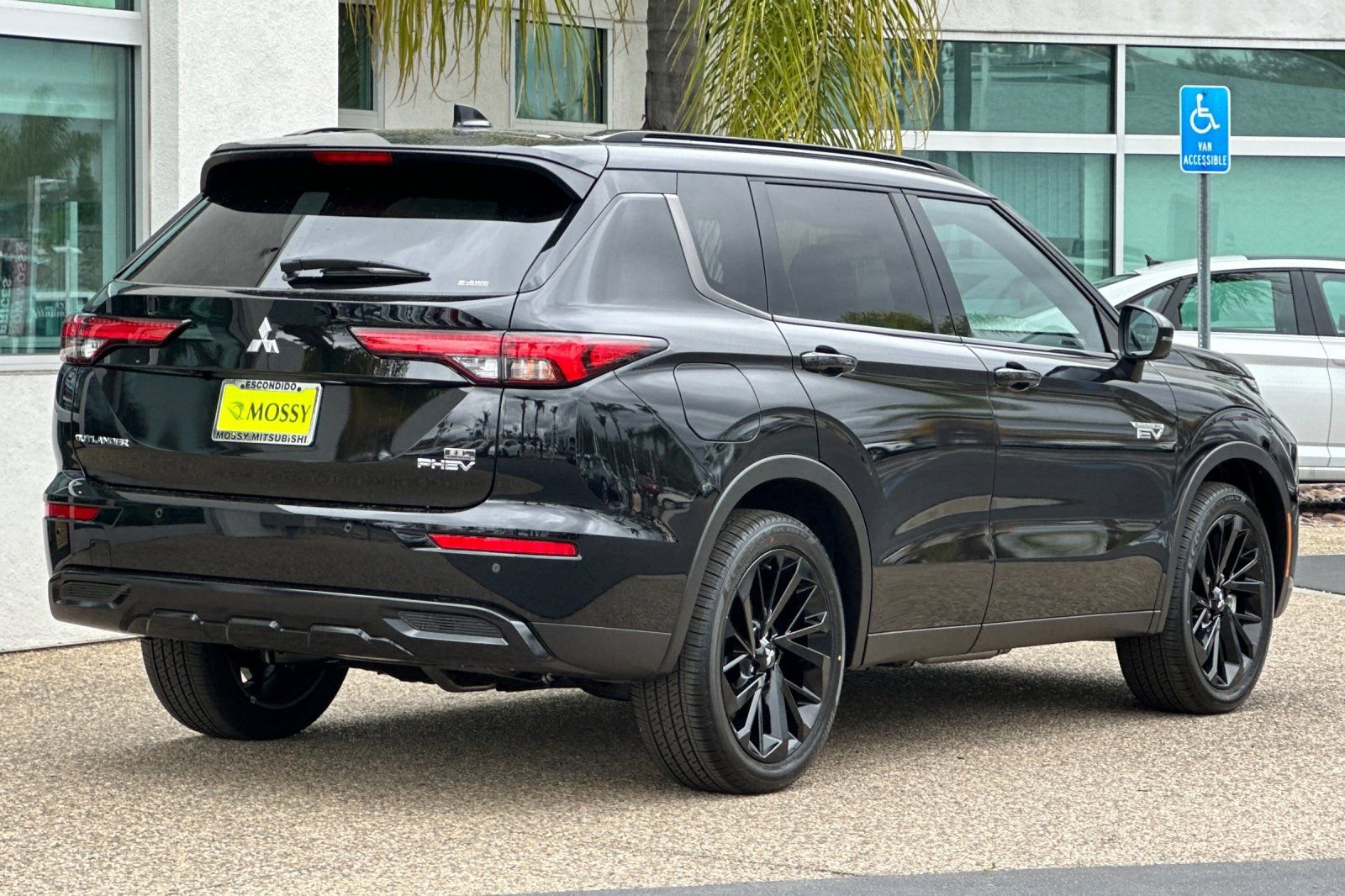 New 2025 Mitsubishi Outlander SEL image 4